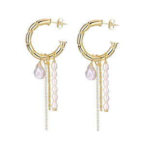 Boucles d'oreilles bambou dorées avec perles baroques et pampilles sur fond blanc