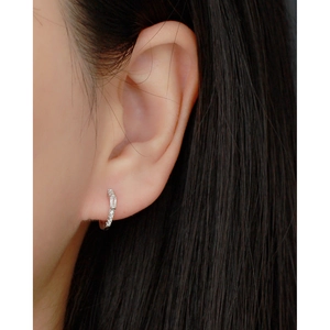 Nahaufnahme von S925 Sterlingsilber-Ohrring mit rechteckigem Zirkonia am Modell