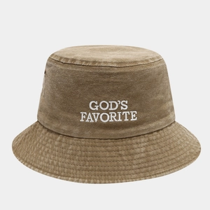 Détail de la broderie 'GOD'S FAVORITE' sur le bob en coton kaki lavé