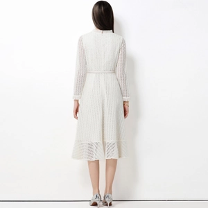 Elegante abito midi in pizzo bianco con maniche lunghe e cintura, vista posteriore