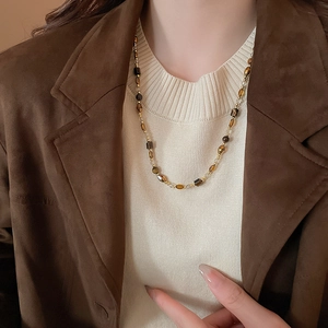Détail du collier de perles œil de tigre vintage avec pierres brunes et ambrées