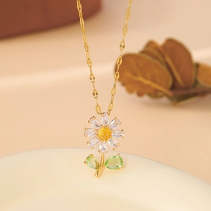 Elegant gold daisy necklace with white petals and yellow zircon flower pendant