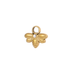 Makro-Detail eines Vintage-Gold-Bienenanhängers mit Zirkonia auf weißem Hintergrund