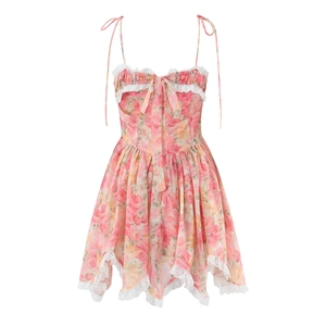 Robe rose à fleurs avec bretelles fines, dentelle blanche et ourlet irrégulier