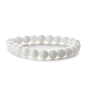 Vista dettagliata di perle tonde lisce bianco latte da 8mm su un bracciale fatto a mano