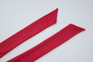 Détail de rubans de taille en tissu rouge avec coupe nette et texture en armure toile