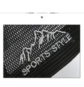 Dettaglio del cappellino in rete nero con ricamo Sports Style in argento