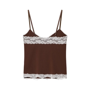 Detailaufnahme des braunen Tanktops mit weißer Spitze und verstellbaren Trägern
