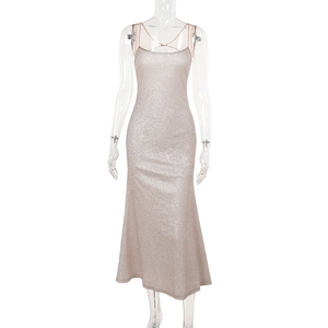 Détail du tissu à paillettes argent champagne sur une robe longue ajustée chic