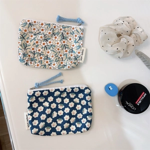 Floral cotton coin purses in beige and navy blue with zippers for lipstick storage