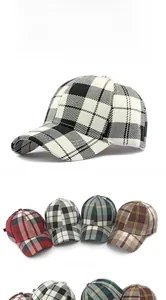 Detalle de los patrones de cuadros clásicos y paneles estructurados de estas gorras