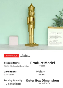 Détail d'un casse-noisette roi doré de 38 cm montrant les dimensions et l'aspect métallique