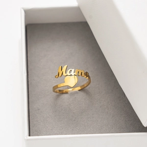 Detailansicht des goldenen Mama-Rings mit Herzsymbol in einer Schmuckschatulle