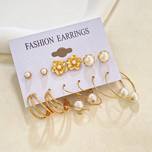 Élégant ensemble de boucles d'oreilles dorées avec perles blanches et créoles fleuries