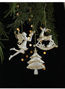 Détails d'ornements de Noël blanc perle et doré avec ange, renne et sapin pailletés