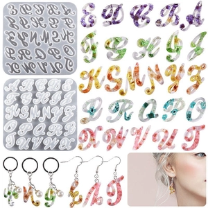 Détail des moules alphabet en résine avec fleurs séchées et anneaux pour bijoux DIY