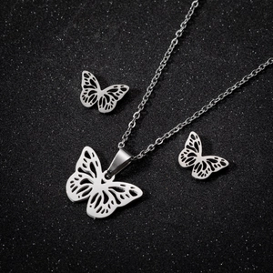 Set collana e orecchini a farfalla in acciaio inossidabile argento su sfondo nero