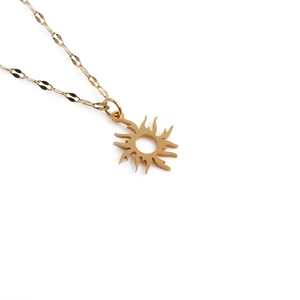 Collier doré avec pendentif tournesol évidé et chaîne à maillons plats pour femmes sur fond blanc