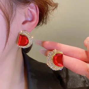 Boucles d'oreilles lettre D vintage dorées avec rubis rouge et halo de diamants brillants