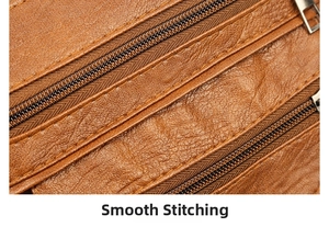 Gros plan du sac en cuir marron montrant les coutures lisses et le double zip
