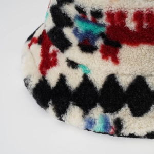 Chapeau bob en laine d'agneau d'hiver avec motif géométrique en losange sur fond blanc