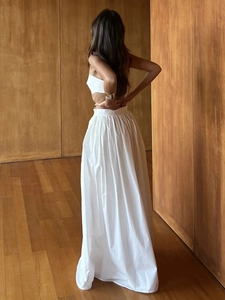 Vue arrière d'un ensemble en coton blanc avec haut court et jupe longue taille haute