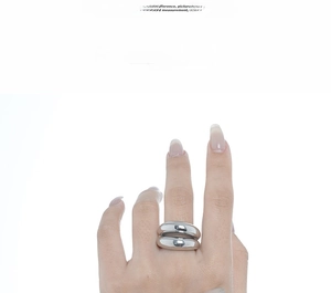 Detailweergave van zilveren dubbellaagse geometrische ring met gepolijste metalen afwerking