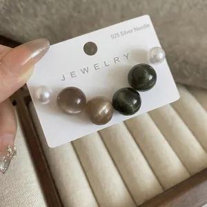 Détail du lot de boucles d'oreilles en argent 925 avec perles œil-de-chat et nacres