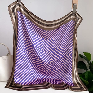 Drapé détaillé du foulard carré en satin violet avec motif de labyrinthe géométrique