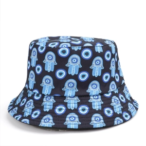 Dettaglio dei motivi Hamsa e Malocchio su un cappello a secchiello in tela nera