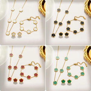 Bracelets Boucles D'oreilles Et Collier En Acier Titane Plaqué Avec Incrustation De Coquille Fleur Minimaliste Élégante