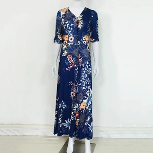 Détail de la robe maxi fleurie à col en V bleu marine avec boutons et manches mi-longues