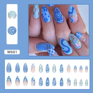 Faux ongles amande bleus avec motifs fleurs et cœurs, ensemble de 24 pièces élégantes