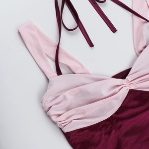 Dettaglio delle coppe arricciate a contrasto sul top con spalline rosa e bordeaux