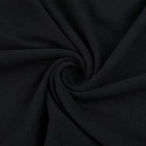Detailansicht des schwarzen Strickstoffs in Rosenform zeigt weiche Materialstruktur