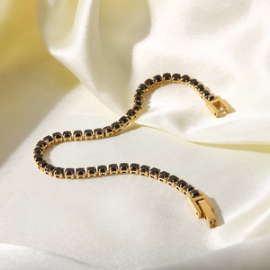 Bracelet tennis plaqué or 14K avec zircons noirs sur tissu en soie blanche élégante