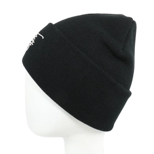 Bonnet en maille noire hip-hop avec broderie blanche vue de profil latéralement