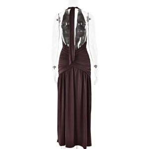 Détail d'une robe longue dos nu marron foncé avec coupe ajustée et dos ouvert élégant