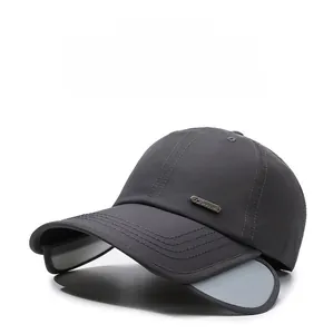 Dettaglio cappello grigio scuro con alette laterali a scomparsa e pannelli a rete