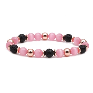 Dettaglio del bracciale con pietre occhio di gatto rosa, lava nera e inserti in oro rosa