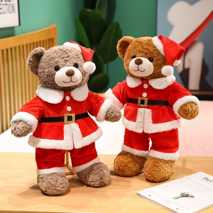 Plüschige Weihnachts-Teddybären mit Weihnachtsmützen und Anzügen in Heimkulisse