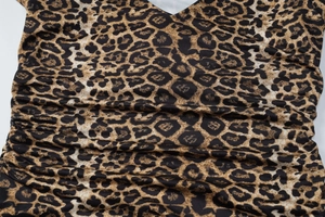 Détail du tissu froncé à motif léopard avec des plis horizontaux pour robes de femmes