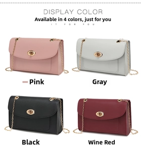 Vue détaillée des sacs bandoulière en cuir rose, gris, noir et bordeaux avec bandoulière chaîne