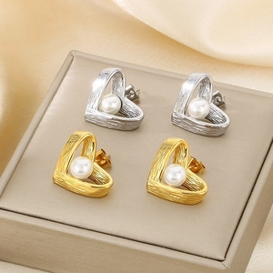 French vintage heart-shaped hollow earrings with pearls in gold and silver finish