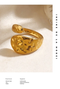 Vue détaillée d'une bague dorée martelée sur un fond en tissu minimaliste