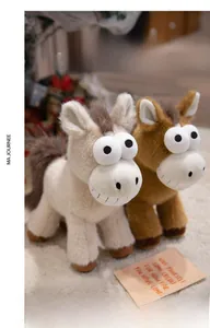 Détail de peluches poney marron et crème rigolotes avec de grands yeux expressifs