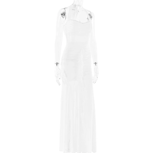 Détail de la robe longue blanche à licou avec tissu froncé et design dos nu élégant
