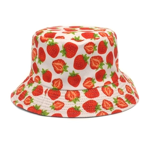 Détails de l'imprimé fraise et des surpiqûres renforcées sur le chapeau en coton blanc