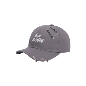 Dettaglio del cappello grigio scuro con ricamo 'Keep the faith' e anelli metallici