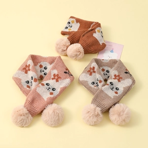 Mise à plat d'écharpes en tricot pour enfants avec pompons et motifs d'animaux